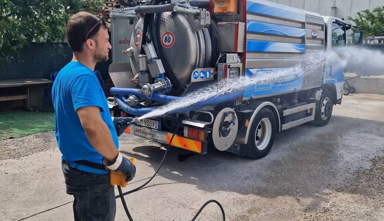 Pulizia piazzali con macchinari professionali